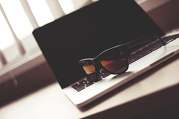 óculos de sol da moda, moda, óculos de sol, MacBook, óculos, escritório em casa, homeoffice, laptop, escritório, tecnologia, negócios