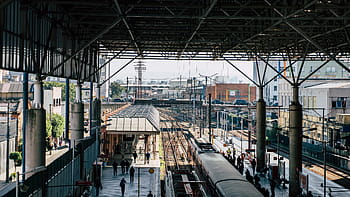 ภาพถ่ายมุมสูง, สถานีรถไฟไม่แออัด, รถไฟ, สถานี, สถาปัตยกรรม, รถไฟฟ้าใต้ดิน, ทางรถไฟ, เวที, คน, ฝูงชน, เหล็ก