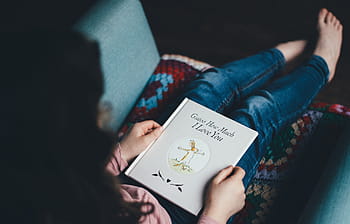 femme, séance, livre de lecture de canapé, canapé, lisant un livre, noir, bleu, livres, mains, jeans, jambes