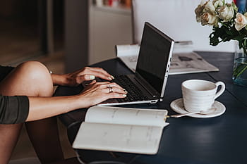usando, laptop, mesa de desayuno redonda, mujer, ronda, desayuno, mesa, computadora, trabajo, manos, negocios