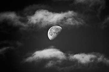 media luna, nublado, cielo, luna, nubes, noche, blanco y negro, luz de la luna, espacio, naturaleza, luna Superficie