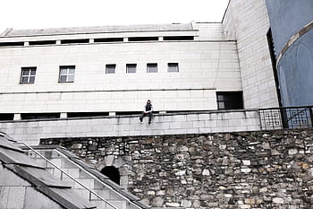 muž, sedící, bílý, beton, budova, ve stupních šedi, fotografování, osoba, zábradlí, architektura, infrastruktura