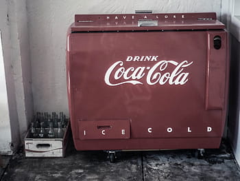 Červené, automat na prodej coca-cola, vedle, bílý, zeď, hnědý, koka, cola, mrazák, chladič, stará škola