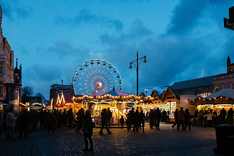 weihnachtsmarkt, architektura a panoráma města, umění a zábavy, noc, vánoční trh, lidé, Evropa, městské scény, destinace, soumrak, město