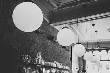 fotografie ve stupních šedi, závěsné lampy, zeď, sedm, přívěšek, svítilna, světla, příslušenství, výzdoba, bar, restaurace