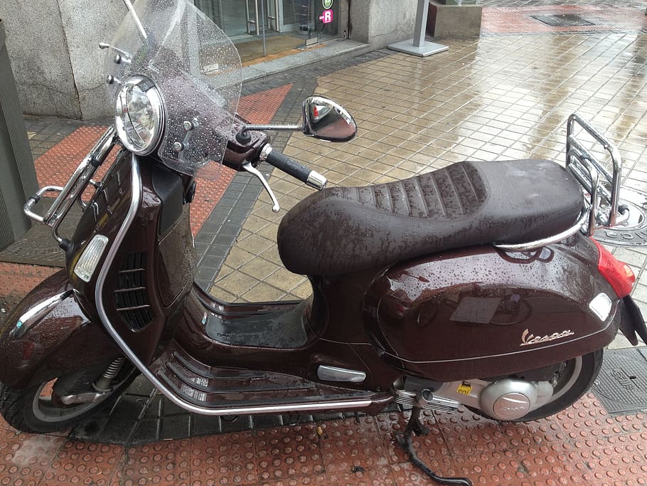 koloběžka, moto, vespa, dvoukolové, městské dopravy, mokré dlažby, ulice, motorka, Venkovní vozidlo, Moderní skútr, zaparkované skútr