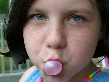 ragazza, giocando, gomma da masticare, ritratto, viso, lentiggini, carina, bambino, divertimento, infanzia