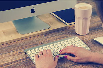 persoon, gebruik makend van, zilver imac, imac, g, Mac, computer, desktop, toetsenbord, typen, werkend