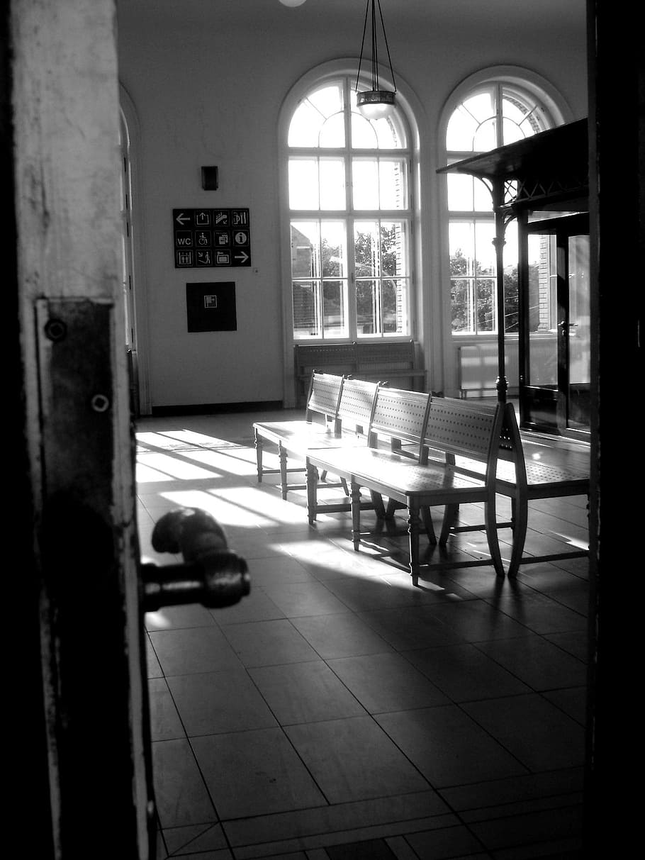 szeged hungary, train station, please wait