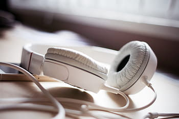 headphone putih, putih, headphone, iphone, musik, teknologi, peralatan, tidak ada orang, di dalam ruangan, komputer, koneksi