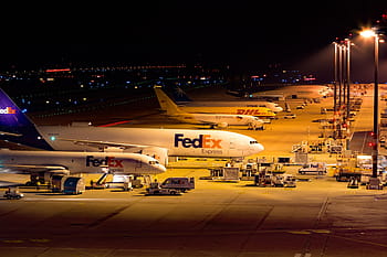 dopravní letadlo fedex, zapnutý světelný sloupek, letiště, cgn, konrad adenauer, letiště Kolín nad Rýnem, letadlo, Kolín nad Rýnem, leták, letectví, osobní stroj