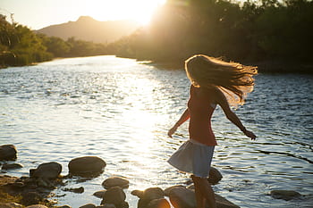 tramonto, ragazza, fiume, attraversare, soleggiato, sole, acqua, trampolini, roccia, riflessione, albero