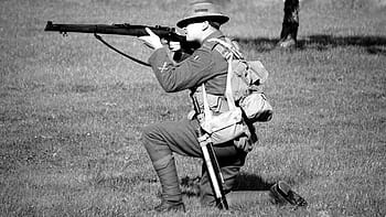 fotografia in scala di grigi, fucile da caccia uomo, in ginocchio, terra, soldato, pistola, militare, esercito, guerra, arma, camuffare