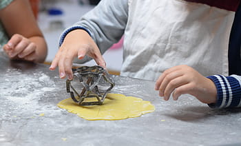 persona, detenzione, grigio, tagliapasta, cottura al forno, biscotti, bambini, cibo, dolce, Pasticcino, torta