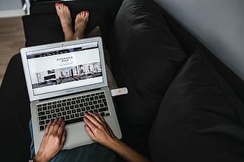trabajando, computadora portátil, mujer, interior, oficina, espacio de trabajo, lugar de trabajo, computadora, macbook, tecnología, trabajo