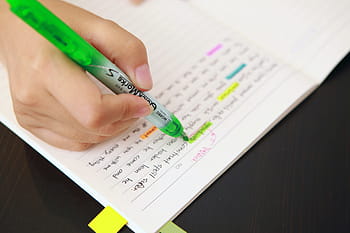 osoba, použitím, zelená, zvýrazňovač, zbarvení, fluorescenční, označení, fráze, studie, poznámky