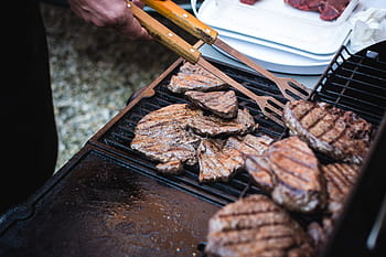 hovězí steaky grilování, hovězí, steaky, grilování, vaření, ruce, maso, mimo, paleo, steak, jídlo
