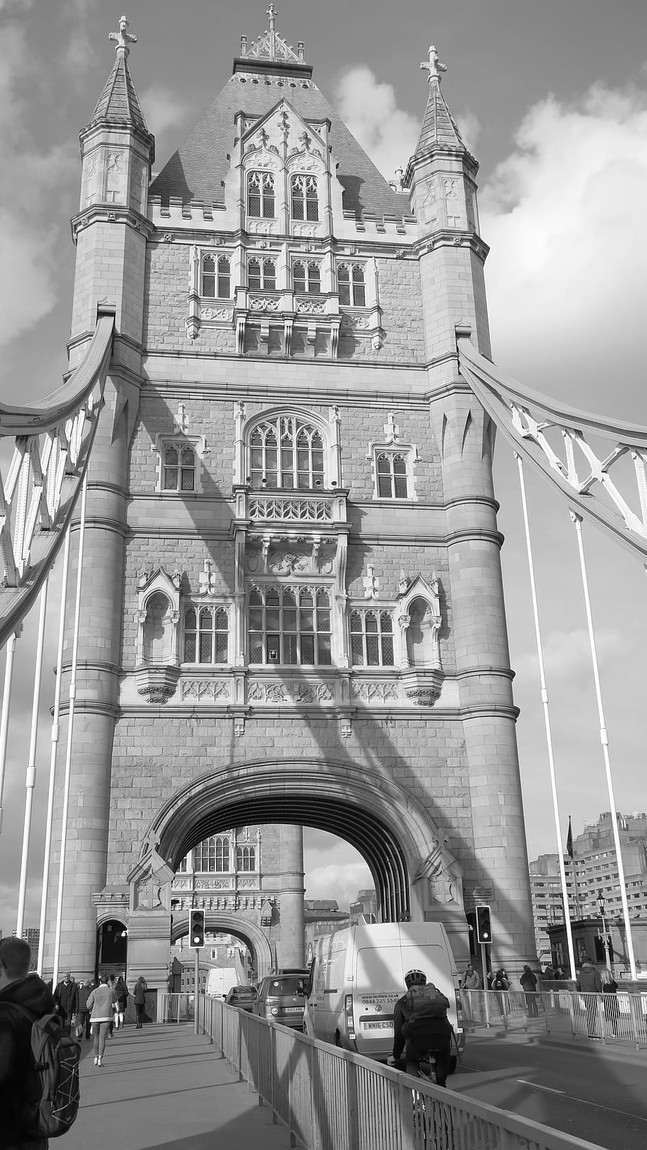 věžový most, london památky, černobílé fotografie, architektonické detaily, gotická architektura, městské scény, panoráma města, chodník pro chodce, provoz, historické budovy, kultovní struktura