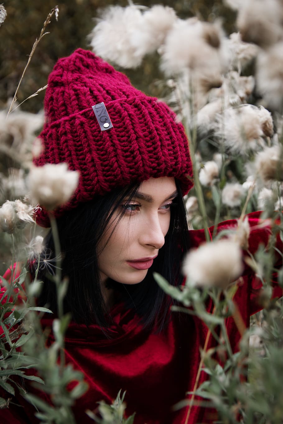 detailní, fotografie, žena, nošení, plést, víčko, obklopen, Pampelišky květiny, dívka, bruneta, les