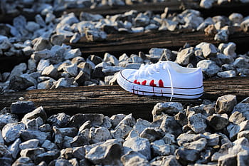 bílá low-top tenisky, zastavit teenager sebevraždu, krvavé tenisky na železnici, vzpomíná na děti a mládež, kdo nás zanechal brzy, školní stres, zkouška stres, akademického stresu, horor vzdělávací systém, bezohledný vzdělávací systém, vzdělávacího systému