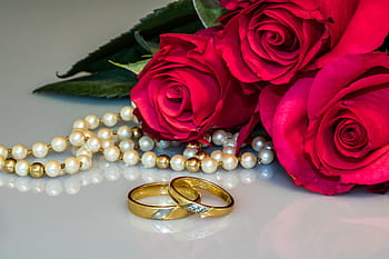 bianca, collana di perle d'oro, accanto, Due, fedi nuziali color oro, rosa, Rose, fedi nuziali, anelli, anelli d'oro, collana di perle