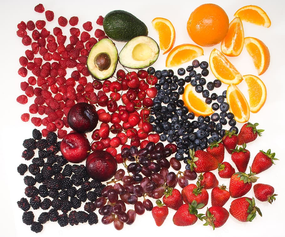 roztříděný, ovoce, bílý, Pozadí, borůvky, černá švestka, ostružiny, maliny, jahody, třešní, avokádo