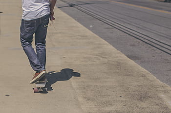muž, jezdectví, skateboard, bílý, košile, modrý, džíny, bruslař, skateboarding, ulice, chodník