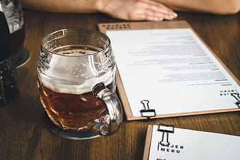 birra prima del pasto, birra, pasto, bere, ristorante, legna, persone, mano umana, uomini, tavolo, documento