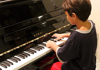 chlapec, nošení, Černá, košile, hraní, kawai klavír, klavír, učení se, lekce na piano, dítě hraje na klavír, nástroj