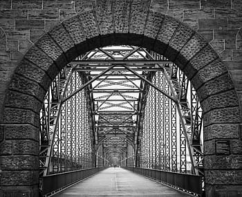fotografie ve stupních šedi, prázdný, kovový most, architektura, infrastruktura, struktura, silnice, lidé, ocel, černobílý, most - mužská konstrukce