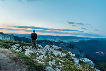 muž, stojící, obložení, hory, vzdálenost, zlatý, hodina, fotograf přírody, mladý muž, creux du van, západ slunce