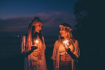 اثنان،  ابتسامة النساء،  غروب الشمس،  تحتجز،  الماسات،  امرأتان،  اشخاص،  العاب ناريه،  اصحاب،  فتاة،  سعيدة