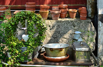 kulatá stříbrná vana, vedle, stříbrný stockpot, hnědý, dřevěný, stůl, zelená rostlina, proplést, věnec, srdce, zahrada