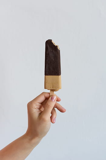 물린 초콜릿 아이스 캔, 물린, 초콜릿, 아이스크림, 디저트, 소유, 흰색 배경, 식품, 맛을 낸 얼음, 달달한 음식, 인간의 손