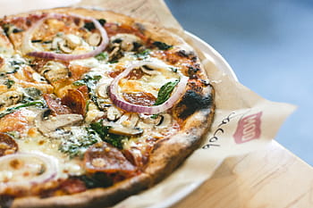 pizza, salám, houby, cibule, křupavý, zblízka, jíst ven, restaurace, jídlo, sýr, pečený