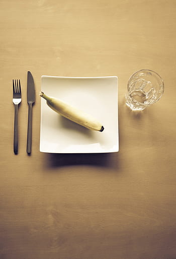 klar, sten glas, ved siden af, hvid, keramisk, plade, banan, top, gaffel, kniv, drikke
