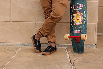muž, hospodářství, longboard, naklánět se, zeď, osoba, nošení, hnědý, džíny, pár, Černá