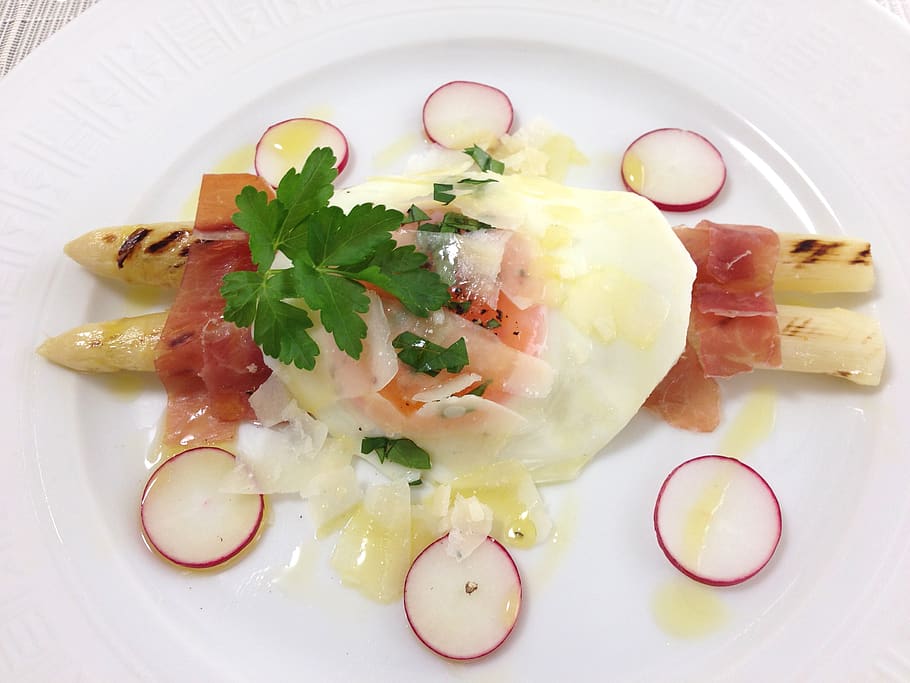 white asparagus, bismarck, asparagus dish, gourmet food, plate presentation, fresh ingredients, culinary art, healthy eating, vegetable dish, fine dining, radish slices