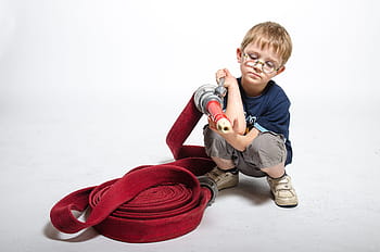 bambini che giocano, bambini, bambini che giocano, bambini, bambini vigili del fuoco, giocare, giocando bambino, umano, infanzia, ritratto per bambini, Nello studio, manichetta antincendio