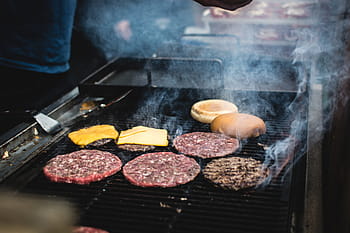 hamburger di manzo alla griglia, al di fuori, Manzo, barbeque, cucinando, grigliate, mani, carne, cibo, griglia per barbecue, barbecue
