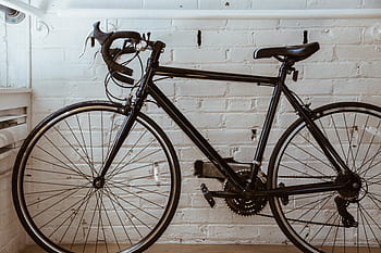 自転車、 屋内で、 通勤バイク、 ロードバイク、 車輪、 レンガ、 日光、 鎖、 歯車、 オフィススペース
