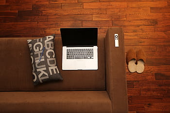 macbook, laptop, jablko, dálkový, gauč, polštář, tužka, bačkory, tvrdé dřevo, podlah, byt