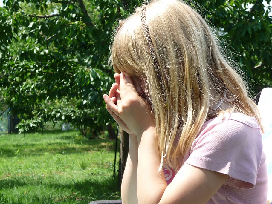 girl, wearing, pink, cap-sleeved shirt, cry, sad, blond, women, outdoors, people, one Person