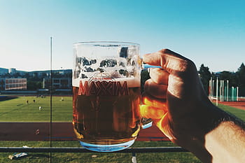pivo, mimo, alkohol, napít se, pití, ruce, pivo - alkohol, lidské ruky, venku, hospodářství, nápojová sklenice