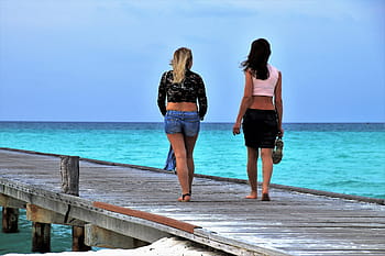 dua, perempuan, berjalan, trotoar, siang hari, pengatur jarak, pantai, dermaga, maladewa, angin, samudra