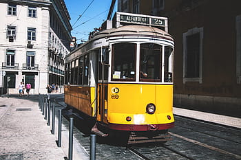 žlutá, tramvaj, ulicích, Lisabon, Portugalsko, městský, lanovka, přeprava, městské scény, ulice, železniční trať