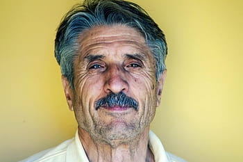 muž, nošení, žlutá, tričko s límečkem, starší dospělý, lidé, portrét, vrásčitý, jedna osoba, muži, šedé vlasy