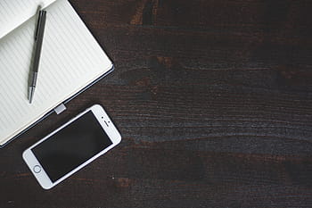 vypnutý stříbrný iphone 6, notebook, stříbrný, iphone, u, hnědý, dřevěný, povrch, kancelář, práce, podnikání