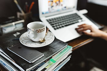 oficina, espacio de trabajo, lugar de trabajo, computadora, macbook, café, trabajo, escritorio, computadora portátil, taza, empresaria