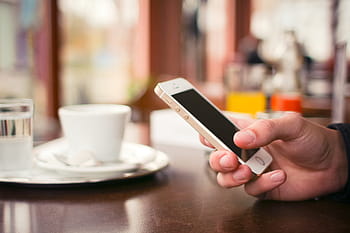 leyendo noticias, iphone 5, 5s, Noticias, iPhone 5S, ORO, café, escritorio, iphone, teléfono móvil, teléfono inteligente